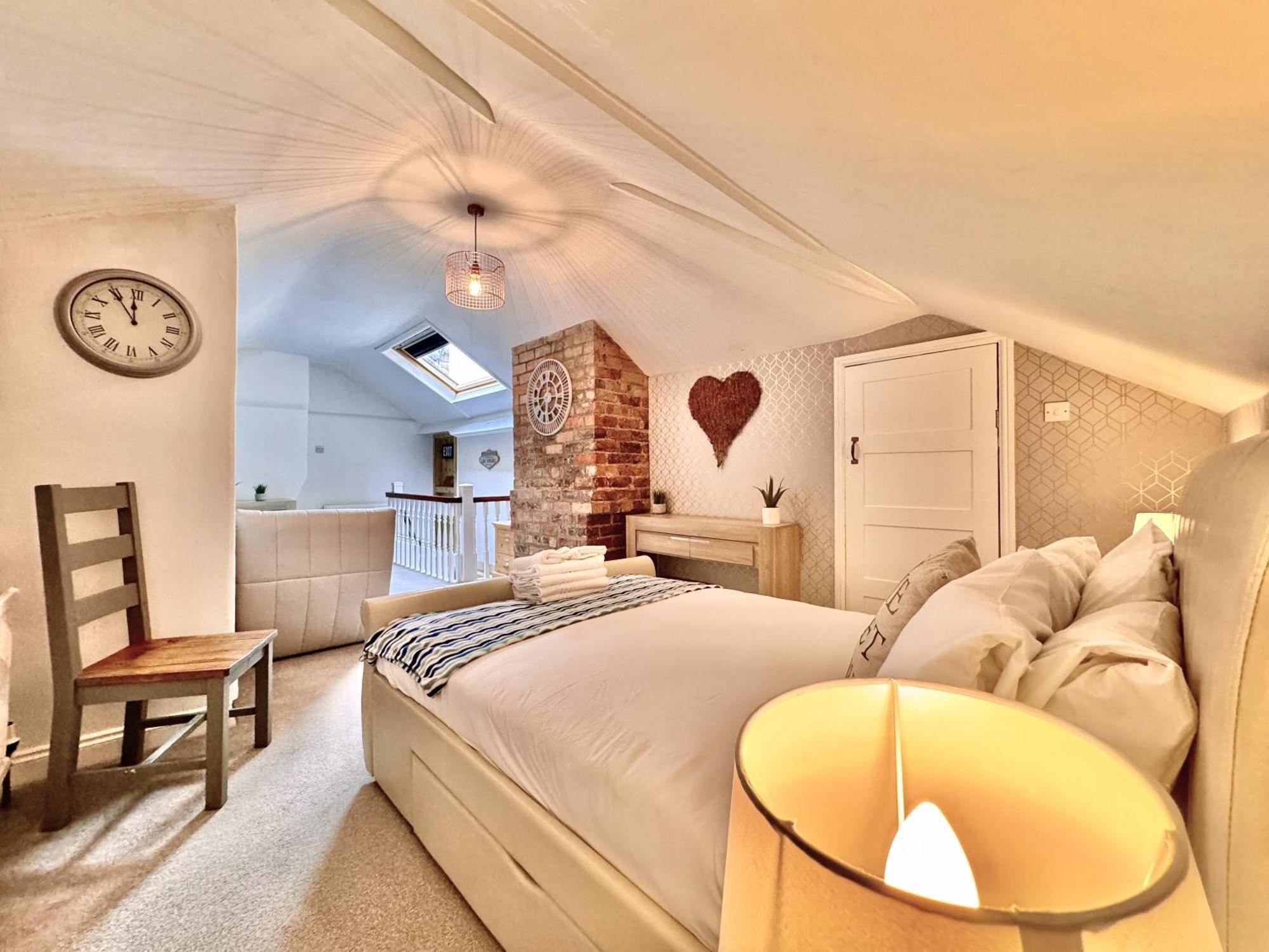 Victoria With Free Parking Apartment
